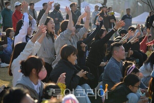 시민의 날 공연에 환호하는 시민들