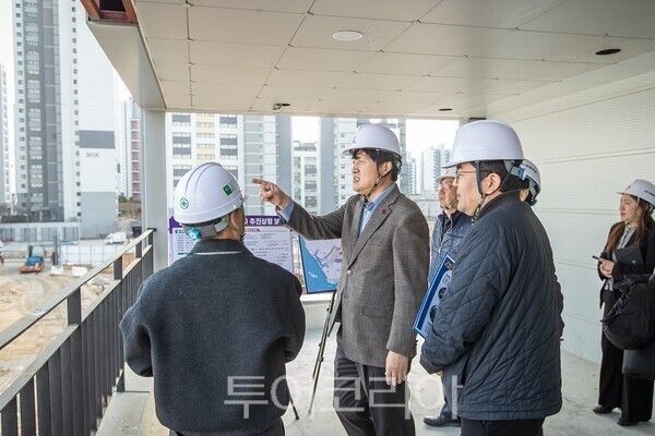 강범석 서구청장이 지난 2월 27일 검단구 임시청사 공사현장 방문하여 공사 추진 상황을 점검하고 있다.