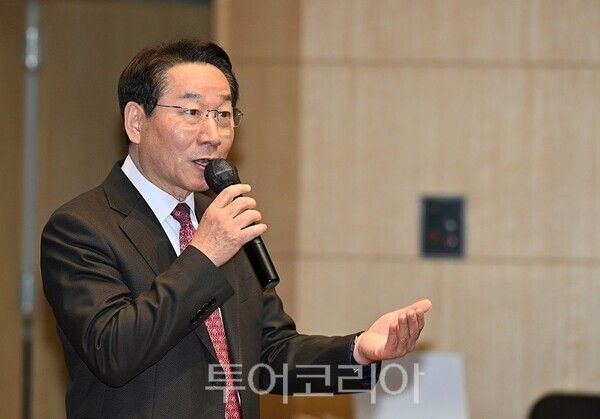 유정복 인천광역시장이 3일 인천경제자유구역청에서 열린 '2026년 찾아가는 직원소통 월례조회'에서 정책방향 특강을 하고 있다