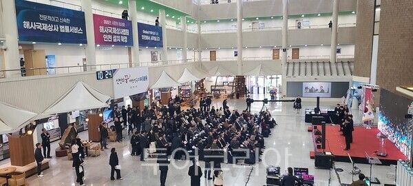 인천광역시가 3일 오전 인천시청 중앙홀에서 해사국제상사법원 설치 법률안의 국회 통과를 기념하고 시민과 기쁨을 나누는 ‘해사국제상사법원 유치 성공 시민보고회’를 개최하고 있다.&nbsp;2026.03.03. / 투어코리아 이창호 기자