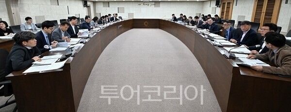 하병필 행정부시장이 30일 시청 영상회의실에서 '2027년 2차 국비확보 보고회'에서 토론을 하고 있다.
