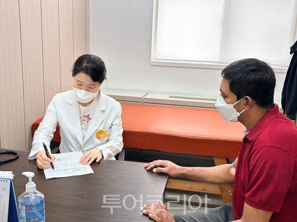 인천광역시의료원이 지난 29일 인천 답동성당 내 외국인 무료진료소에서 이주민 노동자 100명을 대상으로 건강검진을 실시하고 있다.