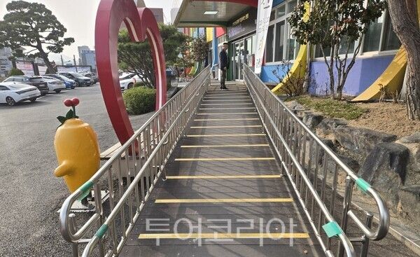 ▲금산군 금산읍사무소 청사 출입 경사로에 설치된 논슬립 시설 모습(2025년 추진된 사업). /사진-투어코리아뉴스 류석만 기자