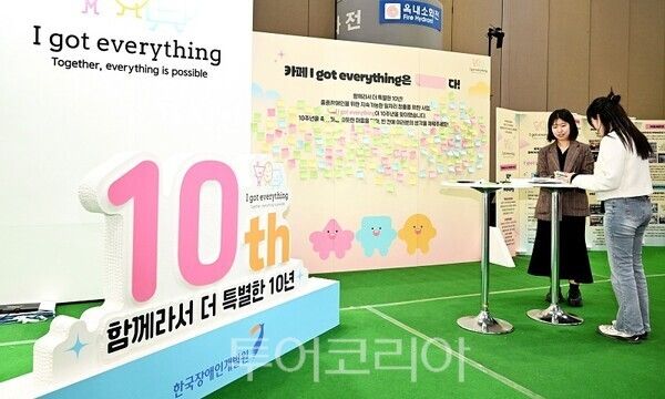 킨텍스가 팝업 스토어 브랜드 런칭 10주년을 기념해 10년 간의 성장 과정과 주요 성과를 소개하는 특별 전시를 운영하고 있다.