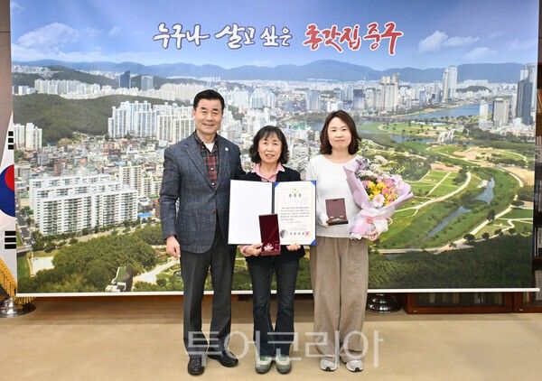 울산 중구는 30일 6.25전쟁 참전유공자 고(故) 이천조 상사 유족에게 화랑무공훈장을 전수했다./사진-울산 중구