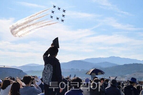 대회 당일&nbsp;공군 특수비행팀 ‘블랙이글스’의 에어쇼가 예정돼있다. 사진은 지난 대회 모습/사진-경주시