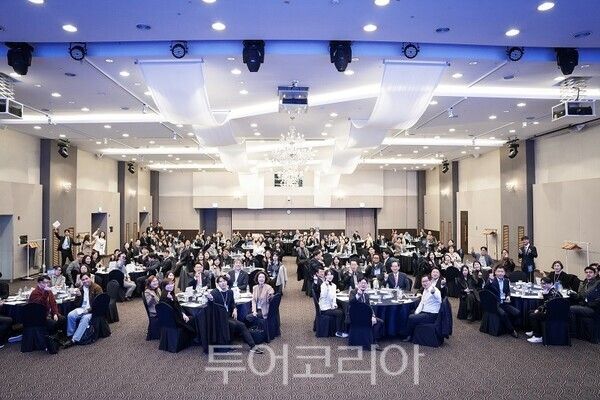 정례회의 참가자 단체 기념촬영