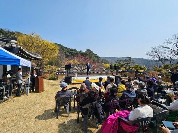 산수유 시 낭송회 모습./사진-봉화군