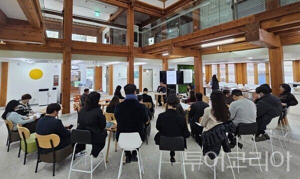 ▲지난 27일 공주시 청년센터에서 열린 ‘2026년 제1차 청년친화도시 추진 전담조직(TF) 정기회의’ 모습. /사진-공주시