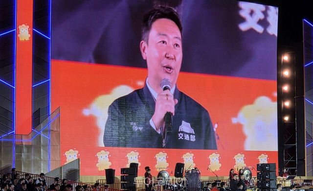 ３일 열린 ２０２６타이완등불축제 개막식에서&nbsp;천스카이(陳世凱) 교통부장이 ‘미스 남타이완’ 관광 활성화 전략을 발표하고 있다&nbsp;／사진－투어코리아