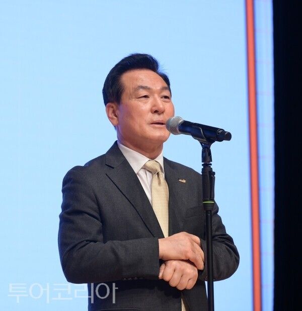 ▲백성현 논산시장이 3일 논산아트센터 대공연장에서 열린 3월 월례모임에 참석해 인사말을 하고 있다. /사진-논산시