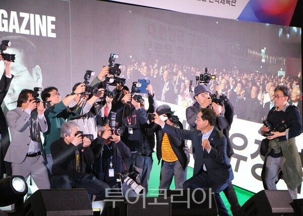 유정복 인천시장이 4일 오후 인천 연수구 선학체육관에서 열린 자신의 'I-MAGAZINE' 출판기념회에서 참석자들과 셀카를 찍고 있다. 2026.03.04. / 투어코리아 이창호 기자