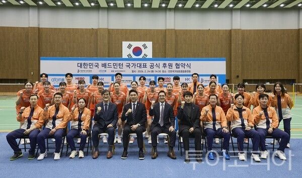 ▲협약식에 참석한 국가대표 선수들과 관계자들의 단체 기념촬영 모습(앞줄 왼쪽 네 번째부터 윤용순 애터미 대표, 김동문 대한배드민턴협회 회장, 이승화 콜마비앤에이치 대표, 임방언 대한배드민턴협회 전무이사). /사진-애터미