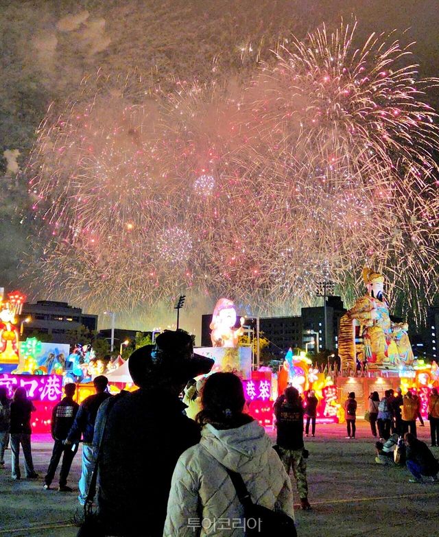 타이완등불축제에서 자이현 밤하늘을 물들인 불꽃쇼를 즐기는 여행객들／사진－투어코리아