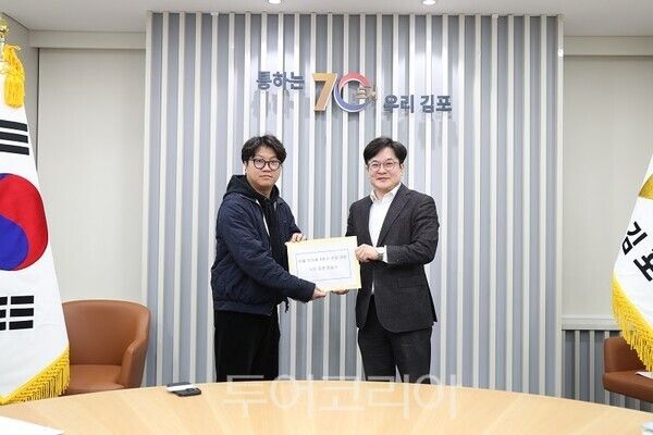 김병수 시장이 3일 서울지하철 5호선 국회국민청원에 힘쓴 시민들을 만났다. 시민들은 이날 김병수 시장에게 ‘서울 지하철 5호선 연장 관련 시민 의견 전달서’를 건넸고, 김병수 시장은 4일 정부 관계자를 만나 청원서를 전하며 5호선 예타통과에 대해 적극 어필할 각오다.