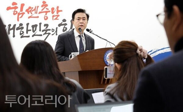 ▲김태흠 충남지사가 4일 도청 프레스센터에서 대전·충남 통합과 관련해 기자회견을 열고 있다. /사진-충남도