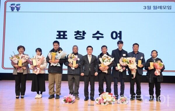 ▲백성현(가운데) 논산시장이 3일 지역 발전에 헌신한 시민과 직원들에 대해 표창장을 수여하고 있는 모습. /사진-논산시