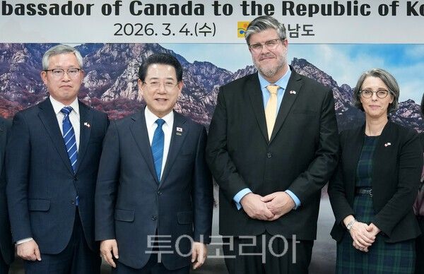 김영록 전라남도지사가 지난 4일 도청 접견실에서 전남도청을 내방한 필립 라포르튠 주한 캐나다대사와 기념촬영을 하고 있다. /사진-전남도