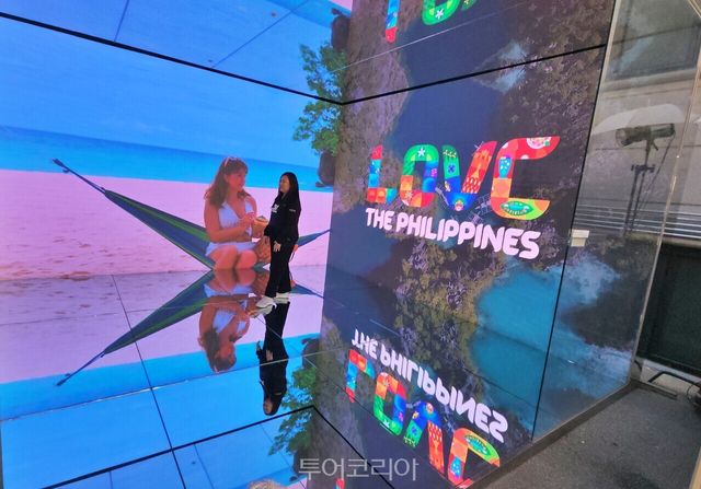 필리핀의 해변과 바닷가 풍경을 담은 영상이 상영되는 ‘인터랙티브 미디어 월