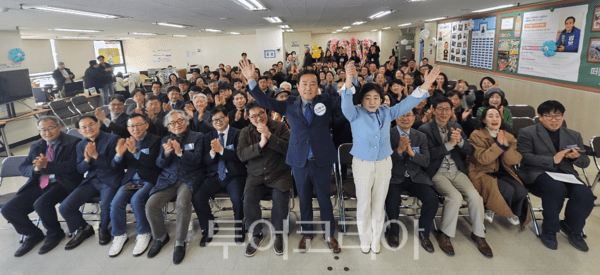 임병구 인천광역시교육감 예비후보가 7일 오후 인천시 미추홀구 소재에 마련된 ‘책임캠프’ 선거사무소에서 지역 원로, 시민사회 단체, 교육계 관계자 등 지지자 들이 참석한 가운데 개소식을 개최하고 있다.&nbsp;2026.03.07. / 투어코리아 이창호 기자