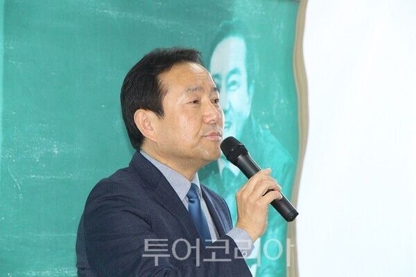 임병구 인천광역시교육감 예비후보가 7일 오후 인천시 미추홀구 소재에 마련된 ‘책임캠프’ 선거사무소에서 지역 원로, 시민사회 단체, 교육계 관계자 등 지지자 들이 참석한 가운데 개소식을 개최하고 있다.&nbsp;2026.03.07. / 투어코리아 이창호 기자