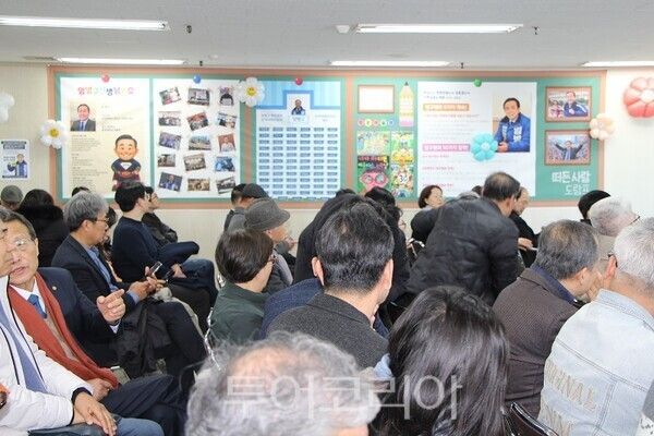 임병구 인천광역시교육감 예비후보가 7일 오후 인천시 미추홀구 소재에 마련된 ‘책임캠프’ 선거사무소에서 지역 원로, 시민사회 단체, 교육계 관계자 등 지지자 들이 참석한 가운데 개소식을 개최하고 있다.&nbsp;2026.03.07. / 투어코리아 이창호 기자