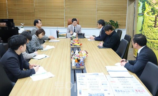 5일 김진경 도의회 의장이 의장실에서 경기도의 손임성 도시주택실장, 이강영 축산동물복지국장과 과천 경마장 이전 문제와 관련해 경기도의 대응 전략 점검 간담회를 갖고 있다./사진=경기도의회
