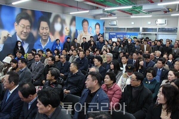 7일 오후 인천 서구 가정동 벨라미센텀 5층에서 김종인 서구청장 예비후보 선거사무소 개소식이 열리고 있다.&nbsp;2026.03.07. / 투어코리아 이창호 기자