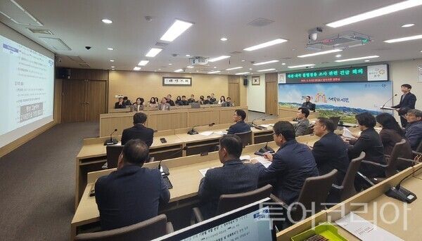 ▲송무경 공주시 부시장의 주재로 관계 공무원들이 참석한 가운데 열린 ‘하천구역 불법 점용시설 단속’ 긴급회의 모습. /사진-공주시