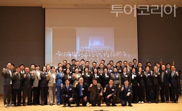 ▲제9회 전국동시지방선거를 앞두고 8일 성황리에 열린, 시장·시의원 예비후보자들과 당원이 함께한 ‘이야기 나눔마당’참석자 기념촬영 모습. /사진-더민주세종시당