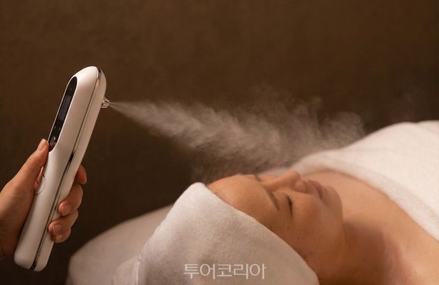 피부과를 이용하는 외국인 관광객의 모습 /사진=제미나이