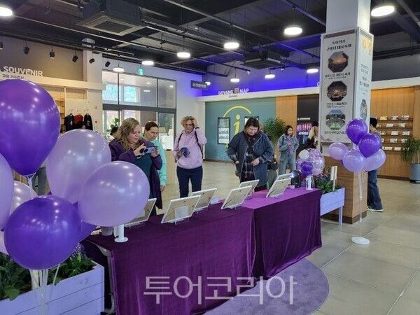 BTS 핸드프린팅 특별전 관람하고 있는 관광객/투어코리아뉴스 김경남 기자