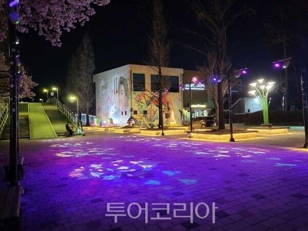 고양관광정보센터 인근 보랏빛 조명/투어코리아뉴스 김경남 기자