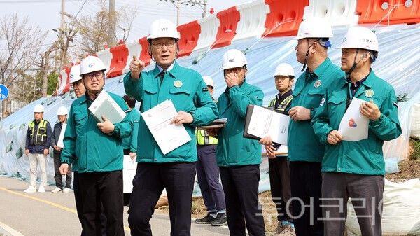 ▲홍종완(왼쪽 두 번째) 행정부지사를 비롯한 도 및 천안시 재난담당 공무원들로 구성된 점검반이 11일 서북구 와촌동에 위치한 천안천 풍수해생활권 종합정비사업장을 방문해 현장 상황을 점검하고 있다. /사진-충남도