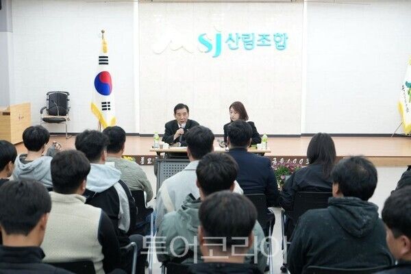 정책 간담회 진행하는 박윤국 전 포천시장/투어코리아뉴스 정명달 기자