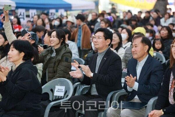 벚꽃 축제장을 찾은 시민들과 함께 공연을 즐기는 이상일 시장(가운데)/투어코리아뉴스 정명달 기자
