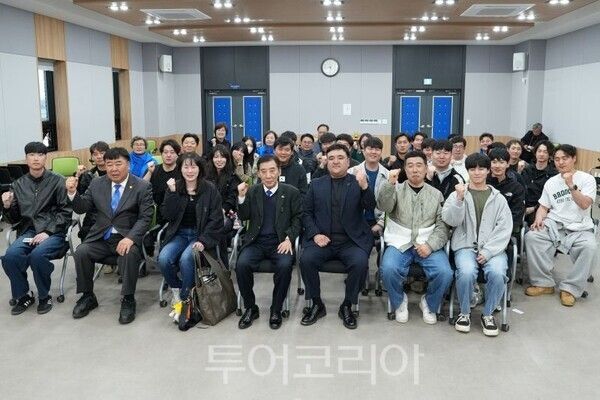 청년 농부와 함께한 박윤국 전 포천시장/투어코리아뉴스 정명달 기자