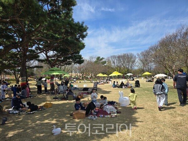 광한루원에서 현장체험을 질기는 학생들/사진=남원시