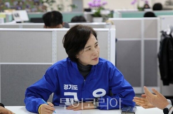 유은혜 경기도교육감 예비후보가 의견을 청취하고 있다/투어코리아뉴스 정명달 기자