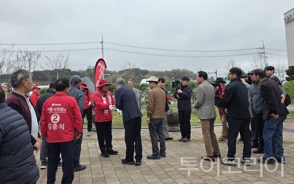 ▲최민호 세종시장 예비후보가 ‘참회와 혁신’을 내걸고 시작한 100km 도보행군이 반환점을 돌며 거리 곳곳에서 시민들과 소통의 시간을 갖고 있다. /사진-최민호 예비후보 캠프