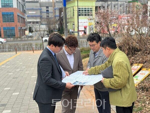 송승환 인천 서구의회 의장과 모경종 국회의원이 지난 9일, 검단신도시 아라역 일대의 상습 교통 정체 문제를 해결하기 위한 현장 점검을 하고 있다.