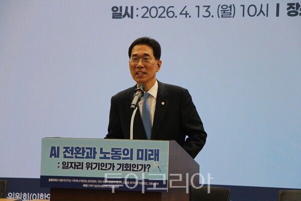더불어민주당 김주영 국회의원이 13일 오전 국회의원회관 제1소회의실에서 더불어민주당 기후에너지환경노동위원회, 고용노동부와 함께 개최한 'AI 전환과 노동의 미래 일자리 위기인가, 기회인가' 국회 토론회에서 인사말을 하고 있다.&nbsp;2026.04.13. / 투어코리아 이창호 기자