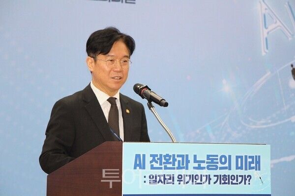 더불어민주당 김주영 국회의원이 13일 오전 국회의원회관 제1소회의실에서 더불어민주당 기후에너지환경노동위원회, 고용노동부와 함께 개최한 'AI 전환과 노동의 미래 일자리 위기인가, 기회인가' 국회 토론회에서 김영훈 고용노동부 장관이 인사말을 하고 있다.&nbsp;2026.04.13. / 투어코리아 이창호 기자