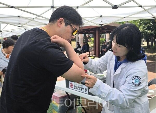 갑을장유병원이 지난 11일 장유스포츠센터 운동장 및 실내체육관 일원에서 열린 '제26회 장유의 날' 행사에서 의료서비스를 지원하고 있다.