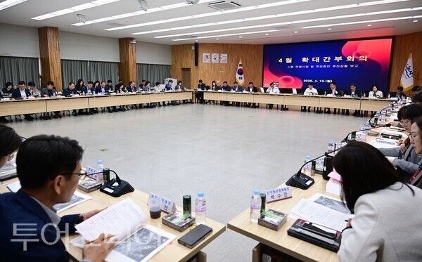 ▲13일 논산시청 회의실에서 열린 4월 확대간부회의 모습. /사진-논산시