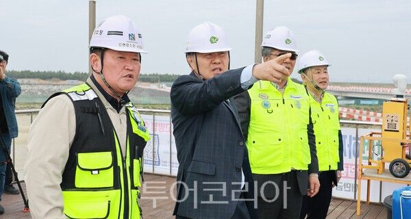 김관영 전북도지사가 14일 새만금 수변도시에서 공사 관계자들과 현장을 둘러보고 있다. /사진-전북자치도