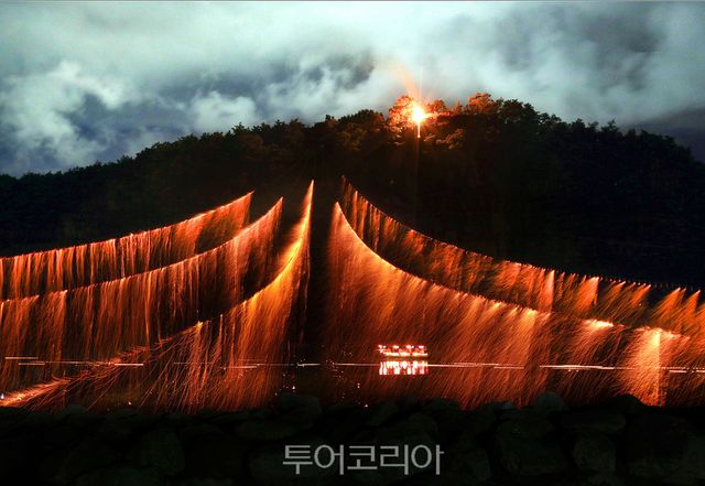 하회마을 부용대 일원에서 펼쳐지는 하회선유줄불놀이/사진-안동시