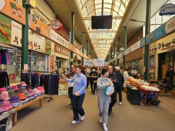 봉화군 정신건강복지센터 관계자들이 억지춘양시장에서 자살예방 캠페인을 전개하고 있다./사진-봉화군