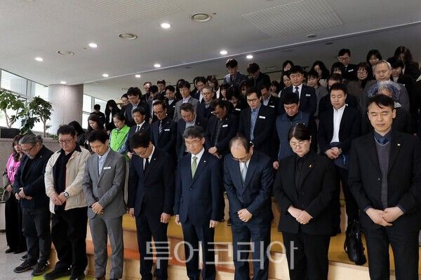 천창수 교육감과 교육청 직원들이 15일 울산교육청 책마루에서 열린 세월호 참사 12주기 추모 행사에 참석해 묵념하고 있다/사진-울산교육청