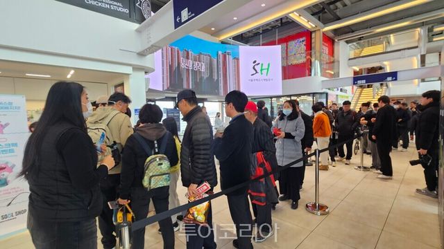 여의도 선착장에서 한강버스를&nbsp; 탑승 게이트를 통과하는 승객들/&nbsp;ⓒ투어코리아